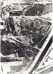 Photo prise par l'aviation britannique. Les flches indiquent l'emplacement des planeurs, tandis que le cercle prcise l'endroit o s'effectuaient les ravitaillements par parachutages