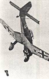 Un Stuka larguant une bombe de 250 Kg