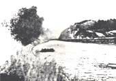 Sous le feu du fort, un groupe de choc du groupement Mikosh va traverser le canal Albert et ...